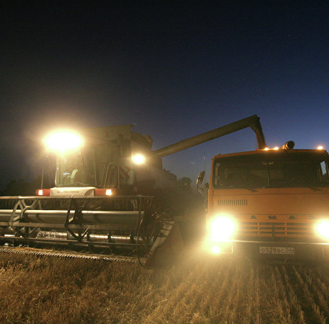 Сбор урожая пшеницы ночью