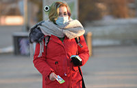 Девушка в защитной маске на улице в Москве.