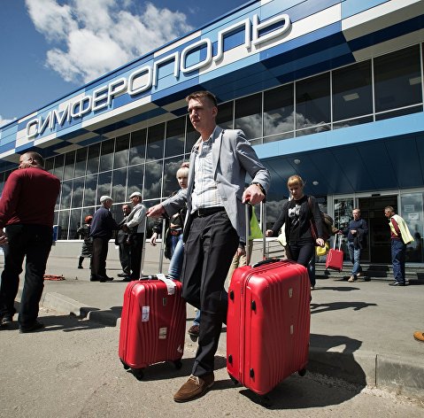 Туристы в аэропорту "Симферополь"