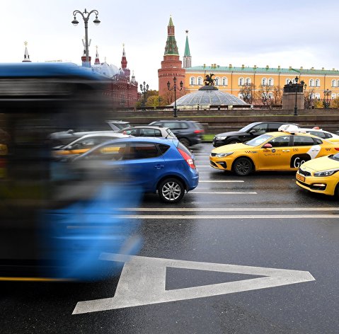 Выделенная полоса для общественного транспорта на Моховой улице в Москве.