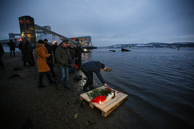 Траурный митинг в память о погибших на траулере "Онега" моряках