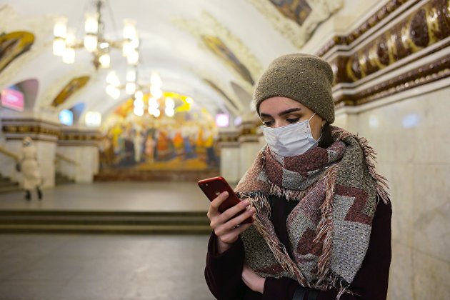 Пассажир московского метрополитена со смартфоном