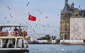 Отдыхающие на корабле в районе Кадыкей города Стамбул
