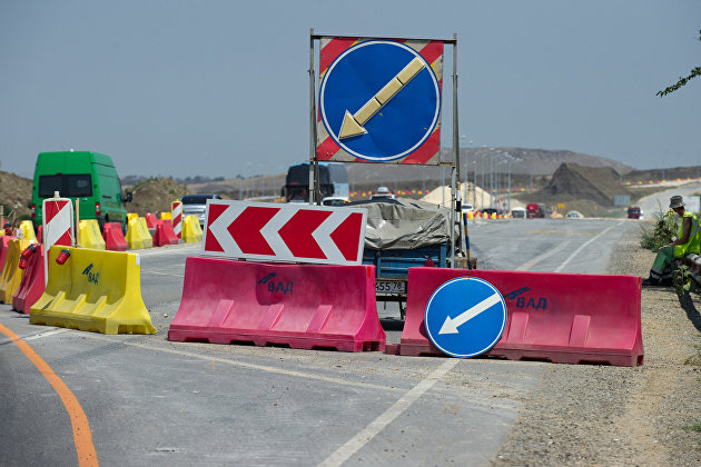На строительстве участка трассы "Таврида" и автомобильных подходов к мосту через Керченский пролив. 26 июля 2017