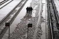 Пассажиры на перроне железнодорожного вокзала