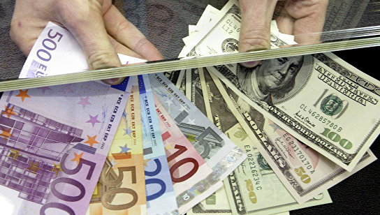 Денежные купюры: евро и доллары