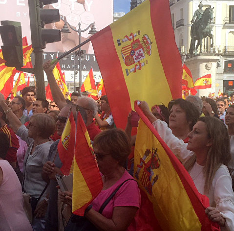 Манифестация против референдума в Каталонии в Мадриде, Испания. 1 октября 2017