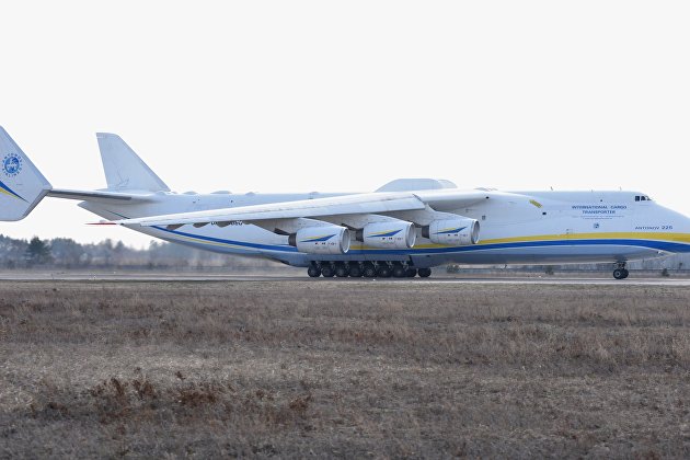 Грузовой самолет Ан-225-Мрия на летном поле аэродрома в поселке Гостомель под Киевом.