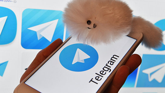 Логотип мессенджера Telegram на экранах смартфона и компьютера.
