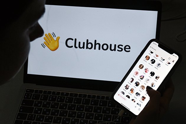 Приложение Clubhouse на экране смартфона.