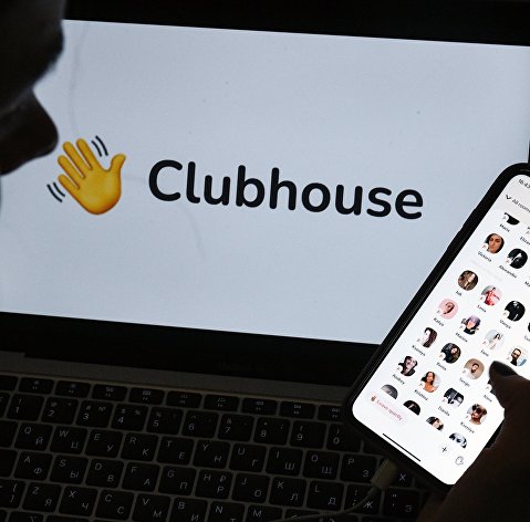 Приложение Clubhouse на экране смартфона.