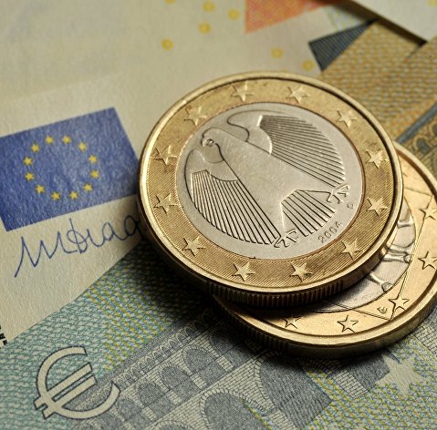 Монеты номиналом 1 евро и банкноты евро различного номинала