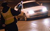 Сотрудник ДПС ГИБДД останавливает автомобиль