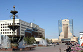 На центральной площади Нур-Султана - здание Президентского дворца (слева) и здание парламента Республики Казахстан