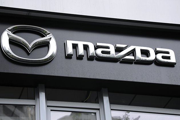 Логотип компании Mazda на фасаде автосалона в Москве