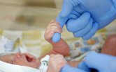Медицинский работник и новорожденный ребенок