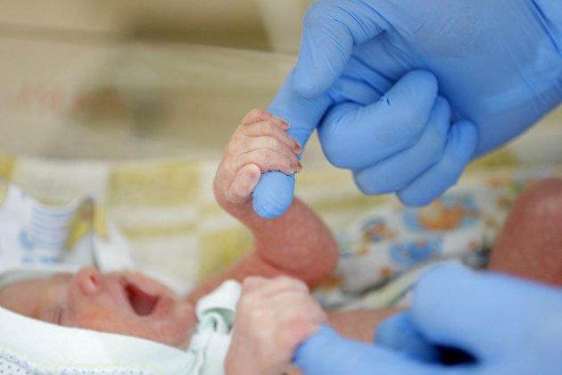 Медицинский работник и новорожденный ребенок