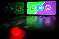 Иконки мессенджеров Viber, WhatsApp и Telegram на экране смартфона