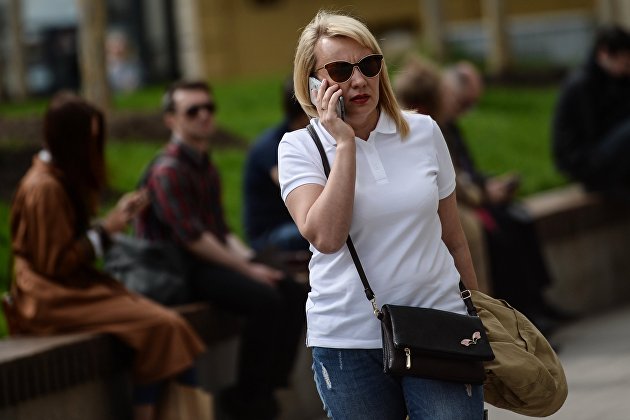 Женщина говорит по телефону на улице Москвы