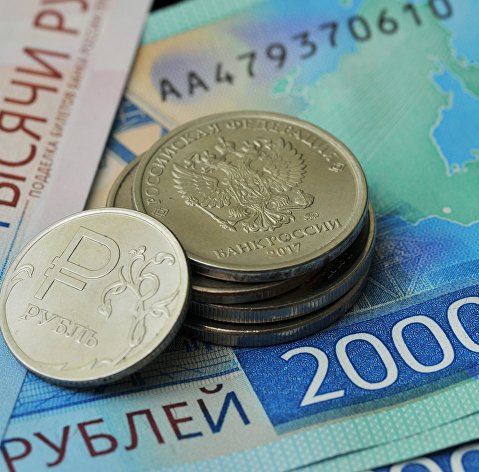 Монета номиналом 1 рубль и банкноты номиналом 2000 рублей Монета номиналом 1 рубль и банкноты номиналом 2000 рублей