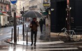Прохожий на одной из улиц Парижа