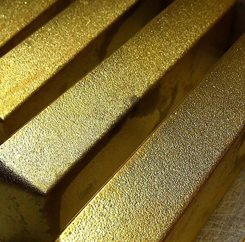 Производство золотых слитков.