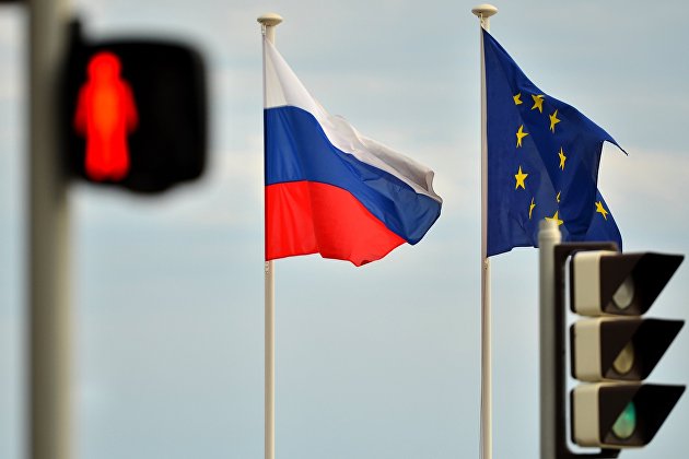 Флаги России, ЕС и светофор
