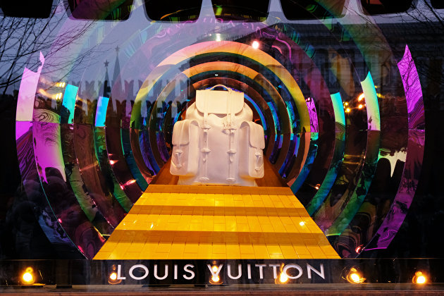 Витрина магазина Louis Vuitton в ГУМе