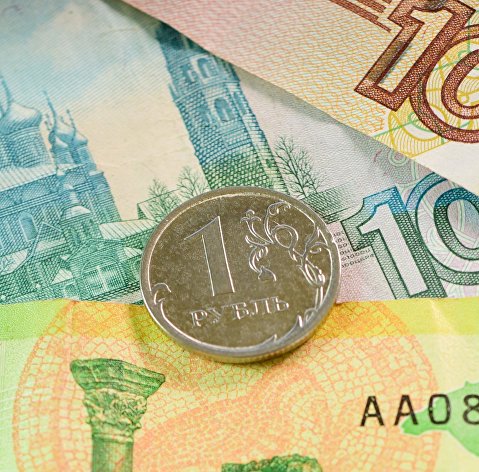 Монета номиналом один рубль и банкноты номиналом 100, 200 и 1000 рублей.