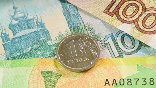 Монета номиналом один рубль и банкноты номиналом 100, 200 и 1000 рублей.