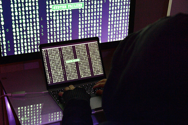Строчки с цифрами на экранах компьютера и ноутбука. Хакер