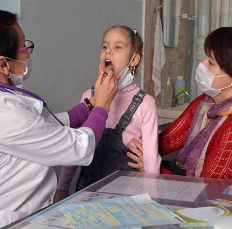 Врач проводит осмотр ребенка в детской поликлинике №3 города Челябинска