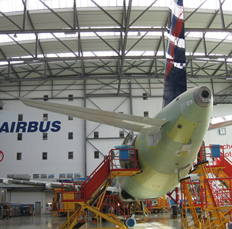 Самолет Airbus А-320 на заводе Airbus в городе Гамбурге Самолет Airbus А-320 на заводе Airbus в городе Гамбурге