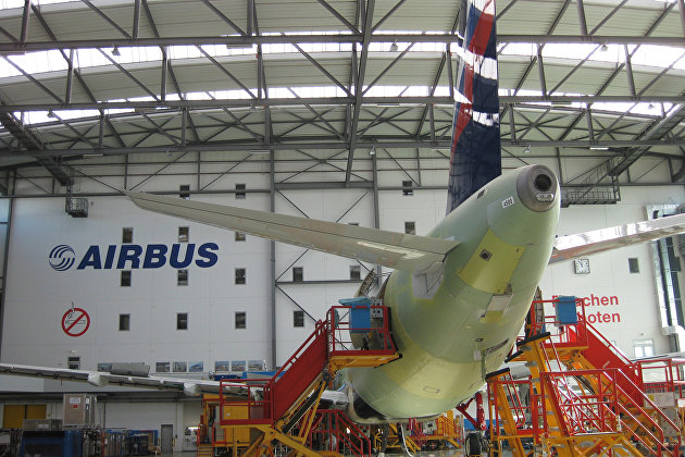 Самолет Airbus А-320 на заводе Airbus в городе Гамбурге