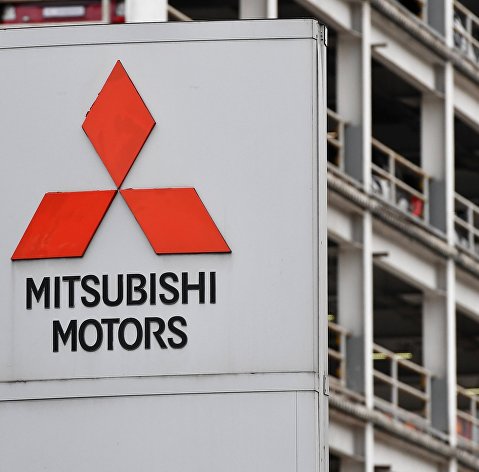 Логотип японской автомобилестроительной компании Mitsubishi в автосалоне в Москве Логотип японской автомобилестроительной компании Mitsubishi в автосалоне в Москве