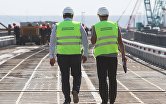 Сотрудники "Росавтодора" на временном мосту для технических нужд, который устанавливают перед началом строительства Керченского моста в окрестностях порта Тамань