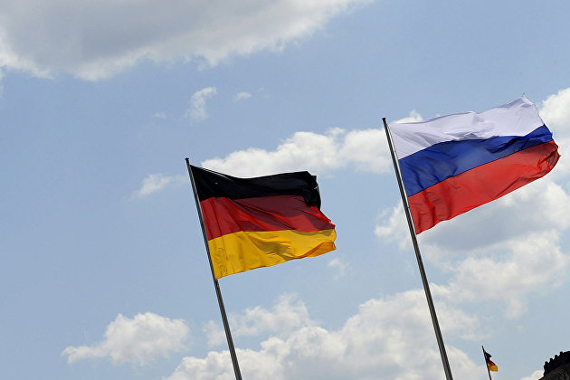 " Флаги России, Германии и Евросоюза на фоне Рейхстага в Берлине, Германия