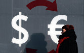 Знаки доллара и евро на стене пункта обмена валюты