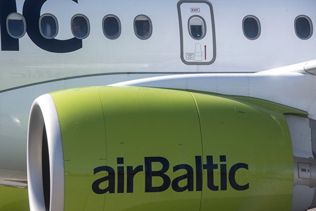 Логотип латвийской авиакомпании airBaltic на турбине самолета Bombardier CS300.