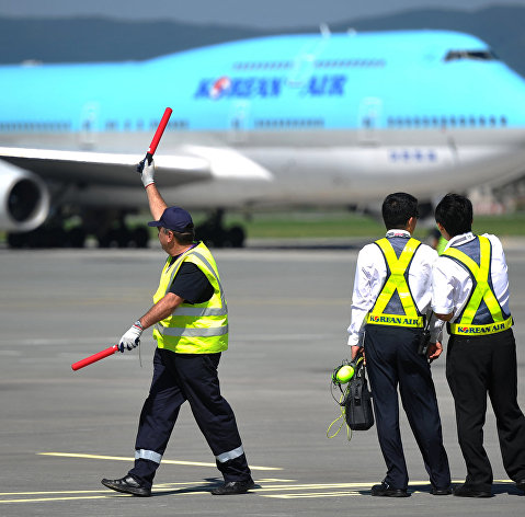 Самолет национальной авиакомпании Южной Кореи Korean Air в аэропорту Владивостока.