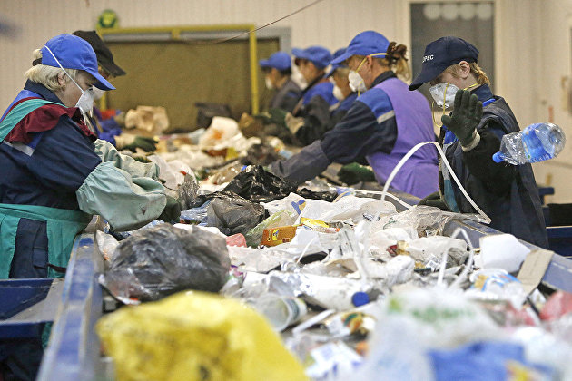 Работа предприятия по переработке бытовых отходов