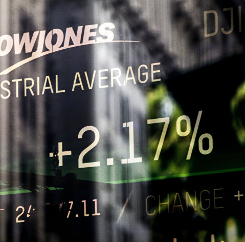 Информационная панель с данными об индексе Dow Jones на Таймс-сквер в Нью-Йорке