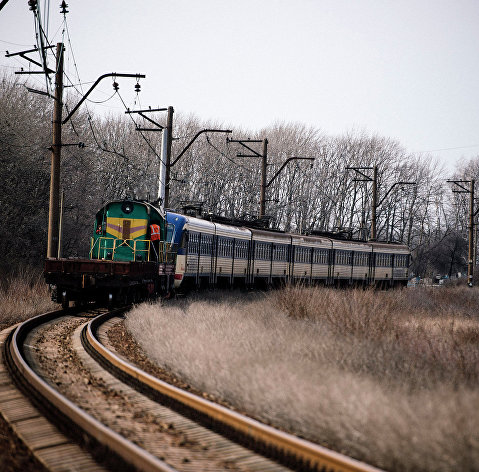 Поезд Ясиноватая-Луганск на участке железной дороги недалеко от Углегорска