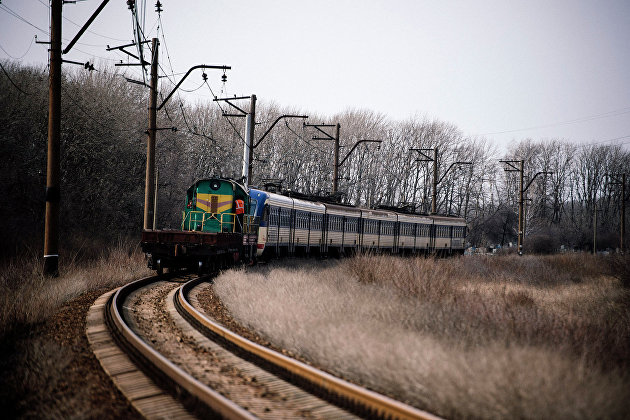 Поезд Ясиноватая-Луганск на участке железной дороги недалеко от Углегорска