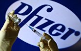 Шприц и ампула на фоне логотипа Pfizer