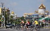 Люди катаются на велосипедах возле Фрунзенской набережной в Москве