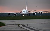 Самолет авиакомпании Emirates на взлетно-посадочной полосе аэропорта Домодедово