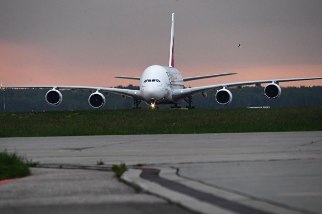 Самолет авиакомпании Emirates на взлетно-посадочной полосе аэропорта Домодедово