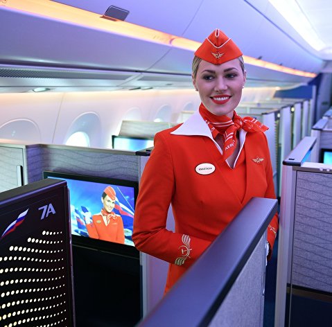 Стюардесса в бизнесс-классе пассажирского самолета Airbus A350-900 авиакомпании "Аэрофлот"