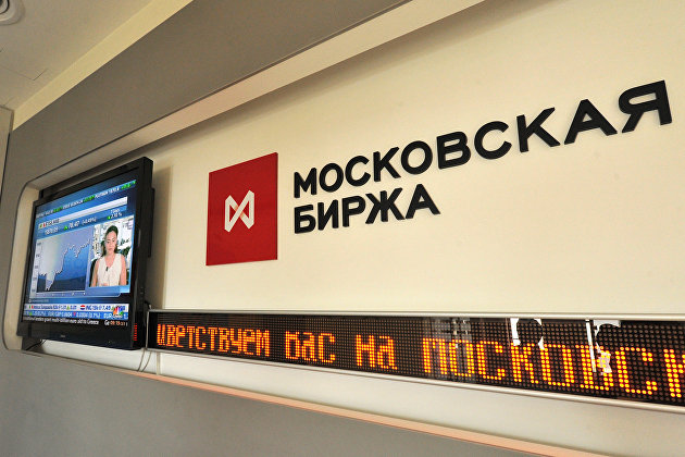 Российский рынок акций упал, хотя и компенсировал часть потерь на новостях по SWIFT